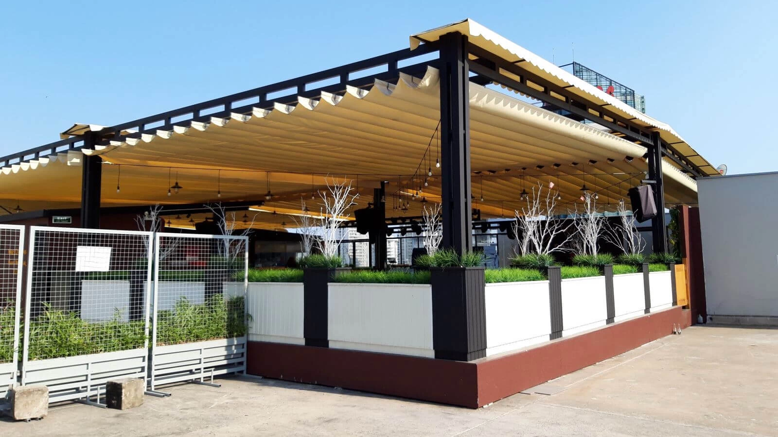 So Sánh Bạt Mái Xếp Di Động Và Các Loại Che Nắng Truyền Thống